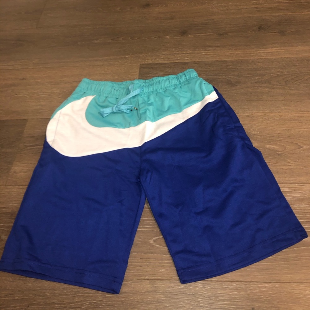 Nike Big Swoosh Shorts NWOT Men’s Medium Above The Knee
